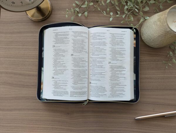 Biblia ultrafina NTV de zíper, con Filament (SentiPiel, Floral, Letra Roja)